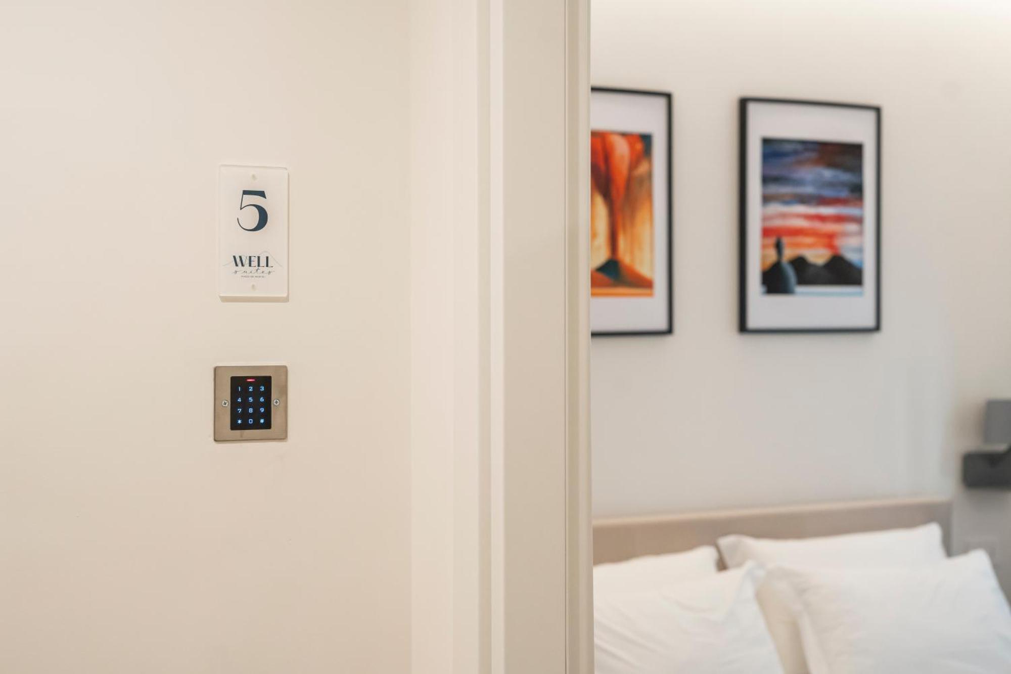 נאפולי Well Suites - Piazza Dei Martiri מראה חיצוני תמונה